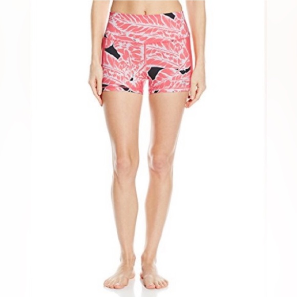 Alo Yoga Elevate Shorts Palm Springs Guava - Picture 4 of 8